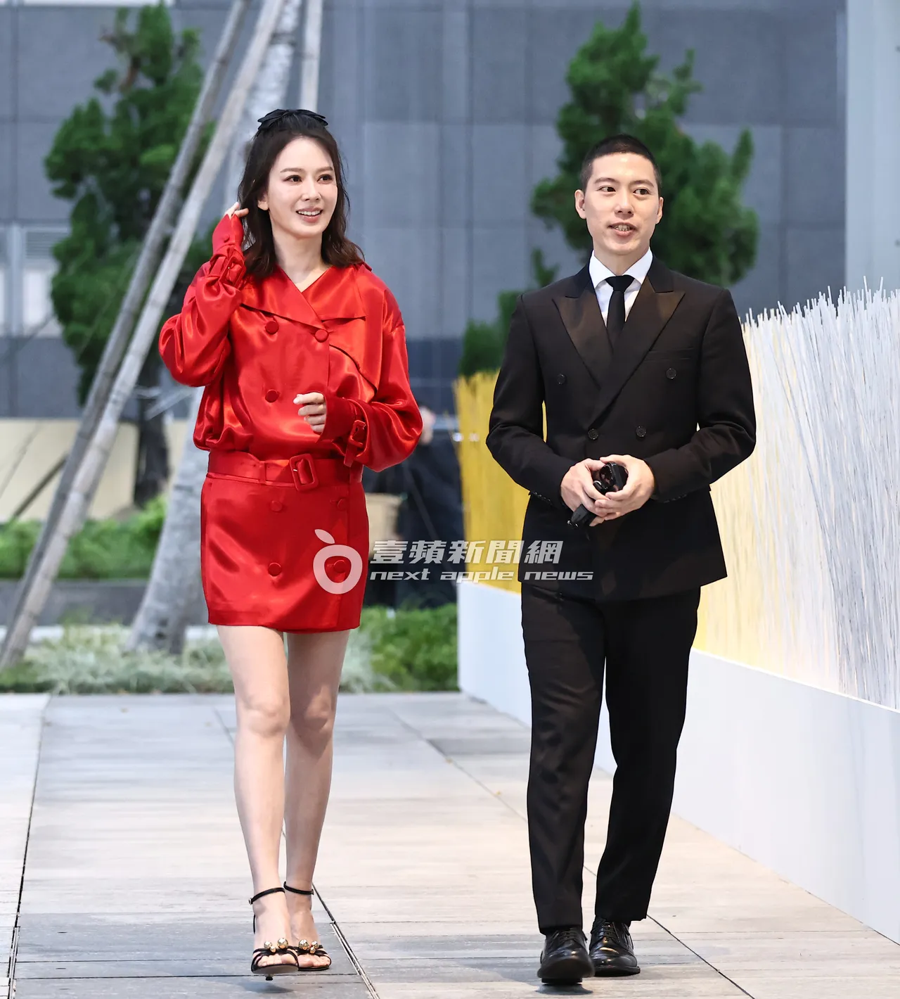 Melody（左）在展场外拍摄。特勤中心摄