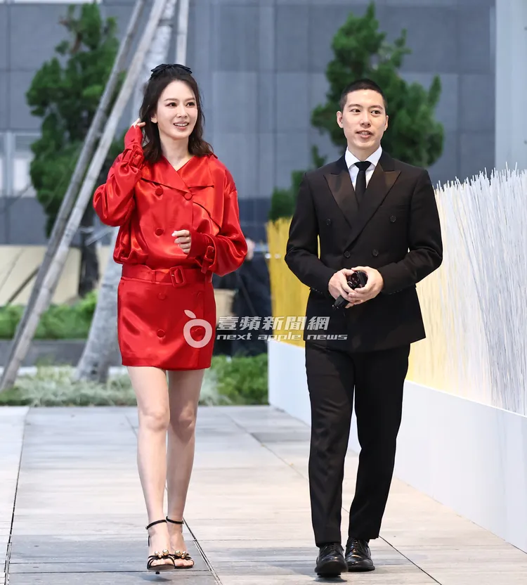 Melody（左）在展場外拍攝。特勤中心攝