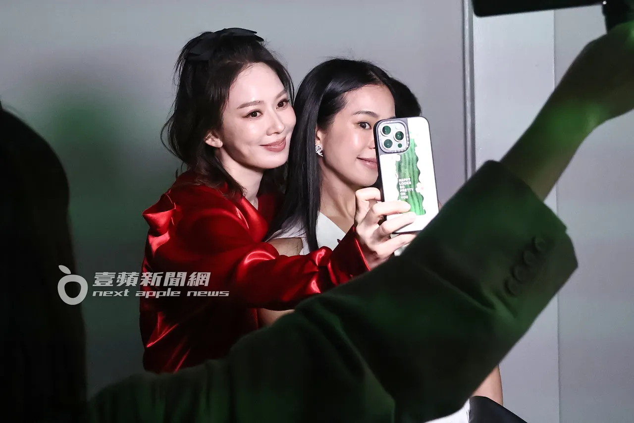 Melody遇到好友，拿起手机自拍留念。特勤中心摄