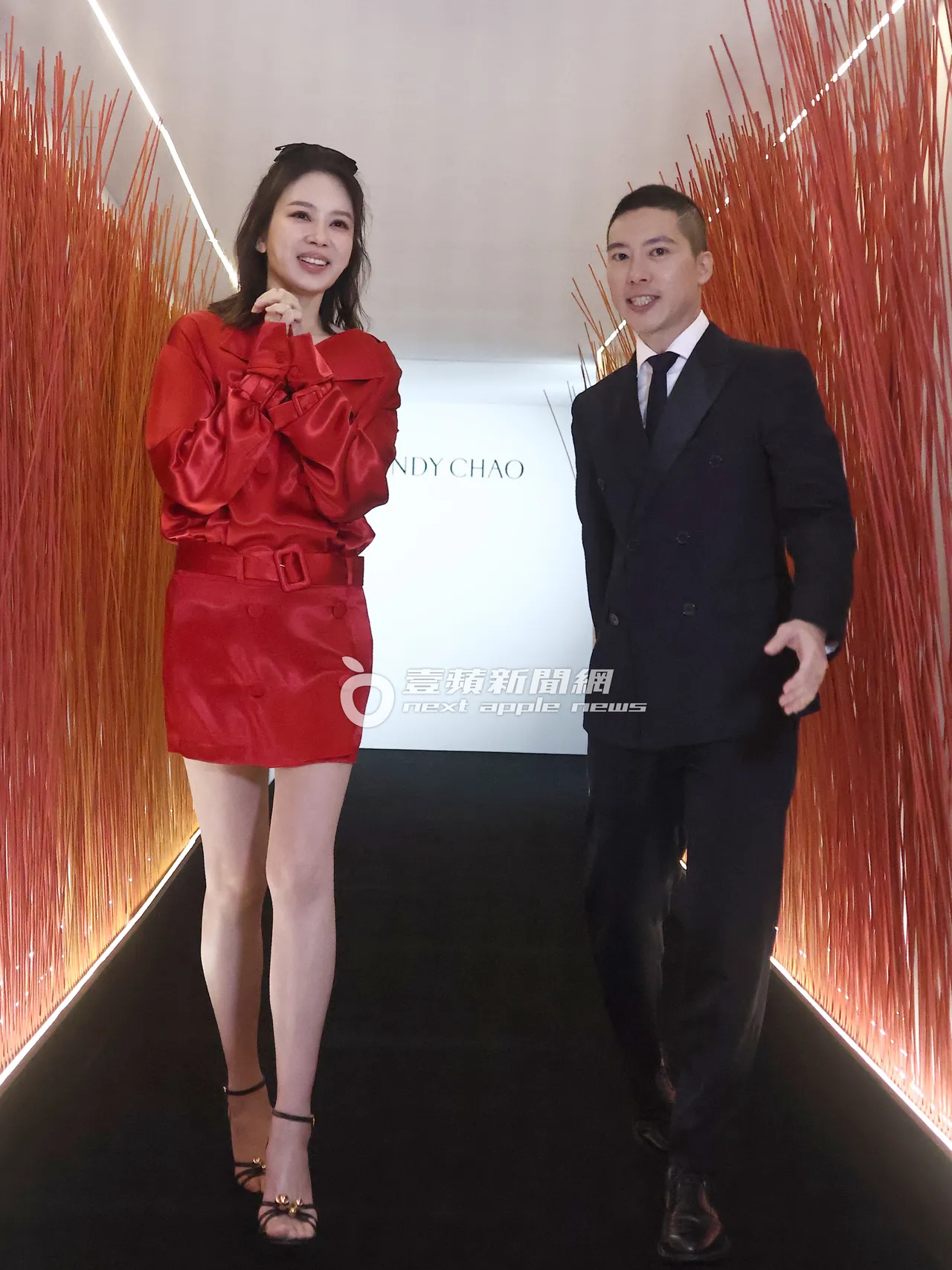 Melody边走边听珠宝展人员的解说。特勤中心摄