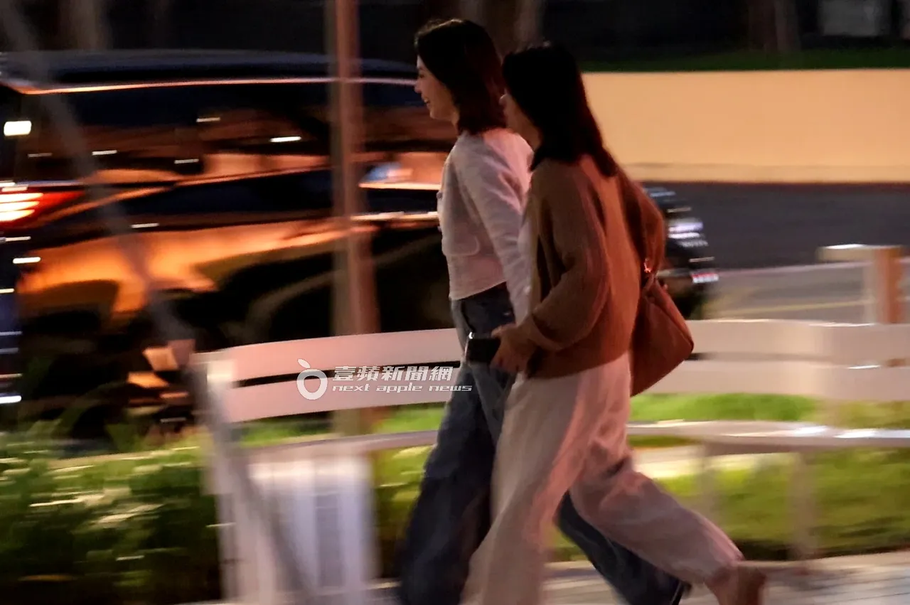 Melody换上私服，从时尚美穿回知性感的服饰打扮。特勤中心摄