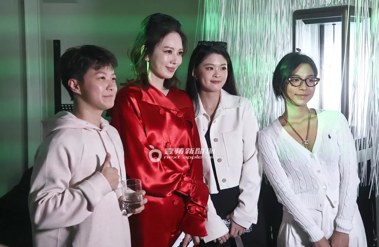 Melody的粉丝要求合照也来者不拒。特勤中心摄