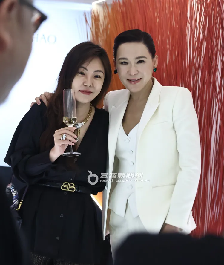 珠寶藝術家Cindy Chao（右）與友人合影留念。特勤中心攝