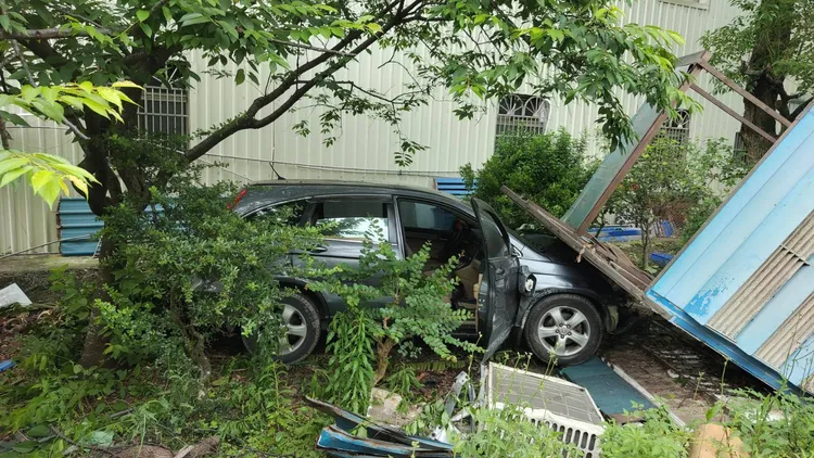 肇事車輛撞到路邊貨櫃。翻攝畫面