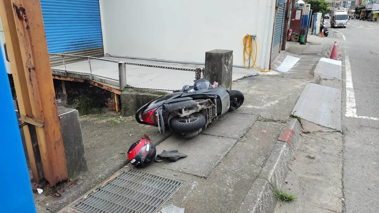 遭撞倒的機車。翻攝畫面