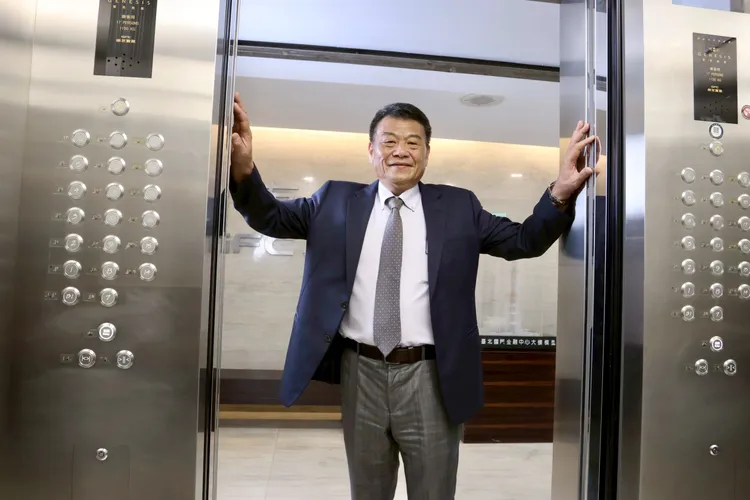 受惠旗下三大业务保持良好完工认列进度，国内电梯大厂崇友(4506)2025年第三季税后净利达3.22亿元、EPS达1.82元，整体获利改写历年同期新高水准。图为崇友实业总经理游本立 。庄宗达摄