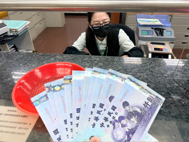 普发一万已有超过117万人完成邮局临柜领现。摄影中心