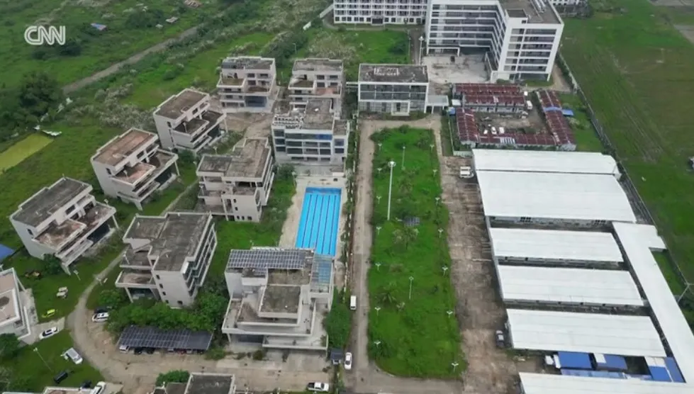 宝富园区内部有一座标准泳池。翻摄网路