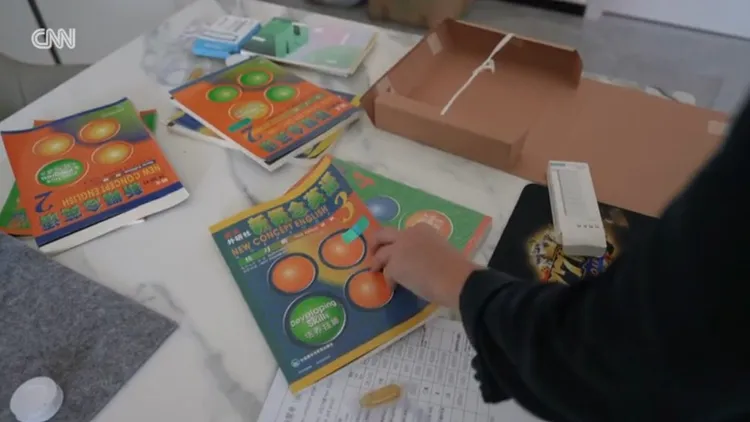 書桌上散落著英語學習課本。翻攝有線電視新聞網畫面