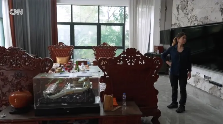 黃志揚的豪宅客廳挑高，放置大型有實木家具。翻攝有線電視新聞網畫面