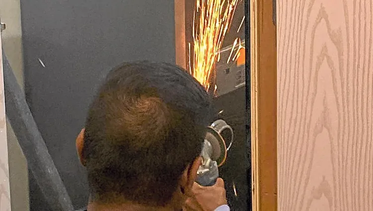 黃志揚的臥室設有雙層鐵門，警方破壞門鎖入內。翻攝《詢問報》