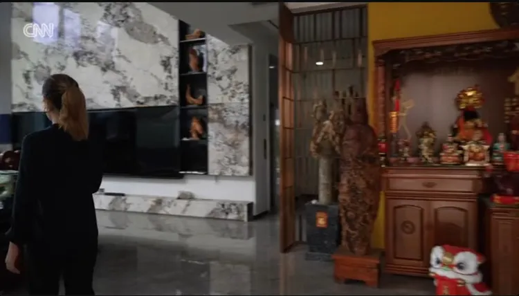 豪宅內部有神明廳。翻攝有線電視新聞網畫面
