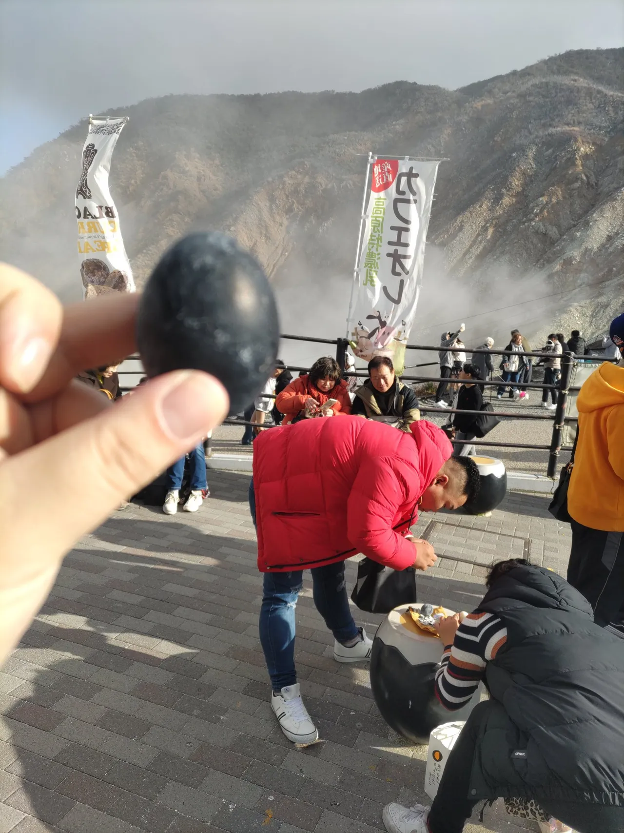 大涌谷平台上都是人。X