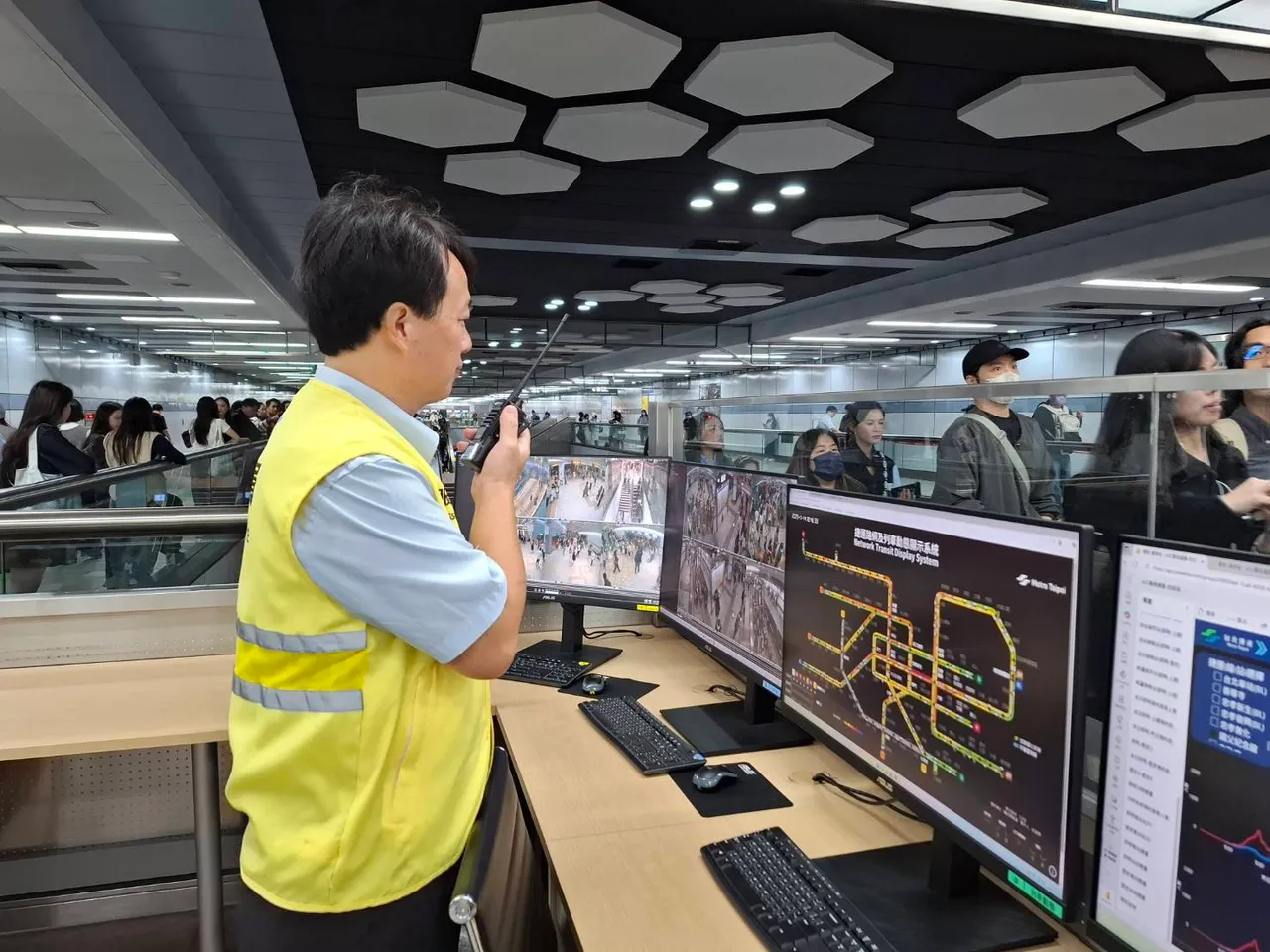 北捷设置指挥中心与现场管制人员即时掌握人潮。台北捷运公司提供