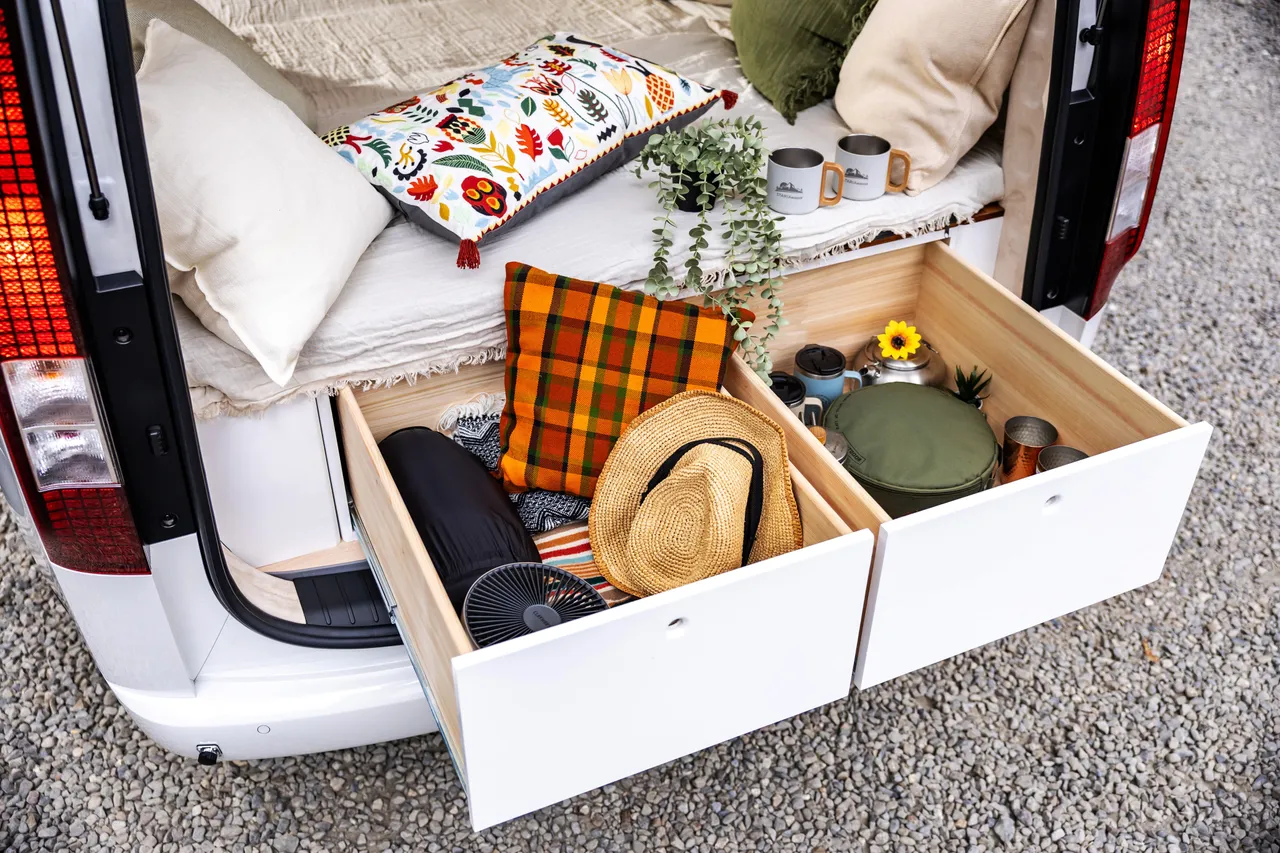 車尾也配置了雙側木製納櫃。業者提供