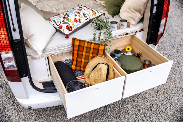 車尾也配置了雙側木製納櫃。業者提供