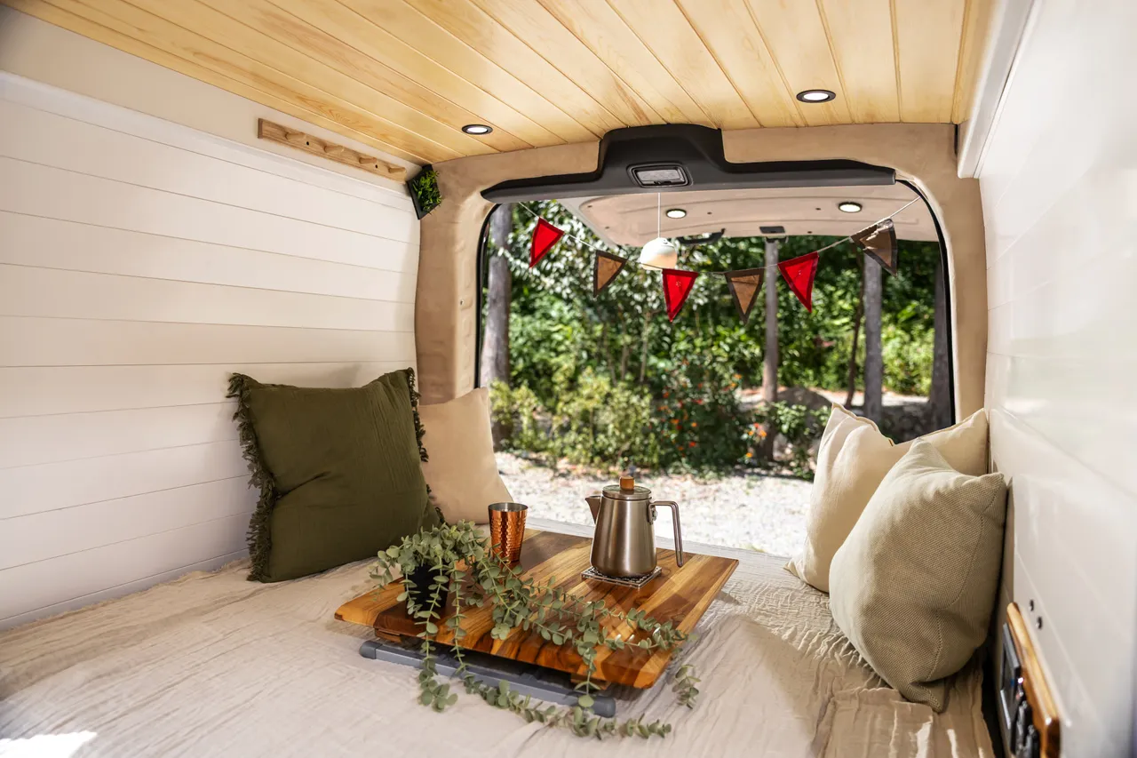 旗艦款進一步升級實木裝潢隔板、智慧電視、雙側實木飾板與滿版實木天篷。業者提供