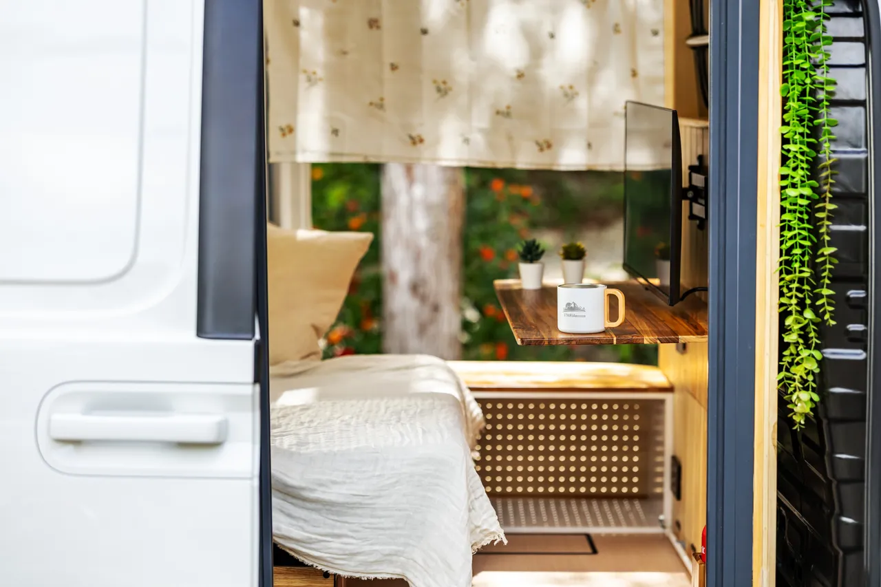 STARIA CAMPER以VAN車型為基礎打造，主打「從外而內的豪華氛圍×完整戶外配備」。業者提供