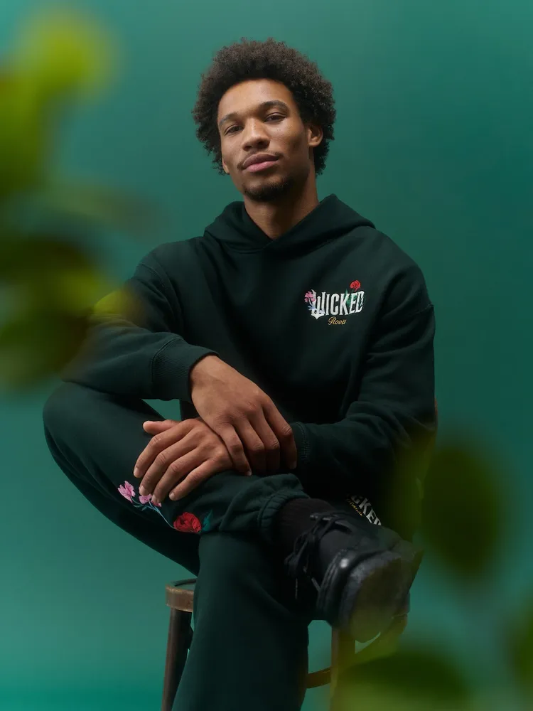 「Wicked」字樣、學院綠元素皆營造出魔法世界的奇幻氛圍。品牌提供