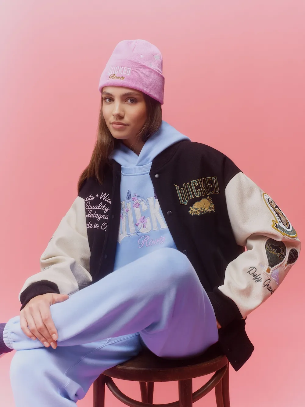 联名系列将电影中森林、魔法与友情的意象细腻融入设计之中。品牌提供