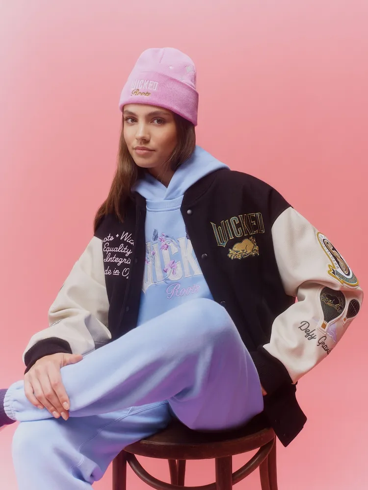 聯名系列將電影中森林、魔法與友情的意象細膩融入設計之中。品牌提供