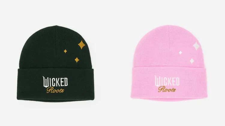 ROOTS x WICKED立體刺繡聯名毛帽，各1380元。品牌提供