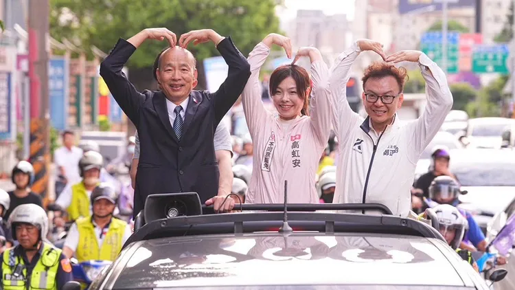 新竹市也是2026藍白可嘗試合作區。圖為立法院長韓國瑜（左）、藍委鄭正鈐（右）陪新竹市長高虹安（中）掃街。翻攝自高虹安臉書