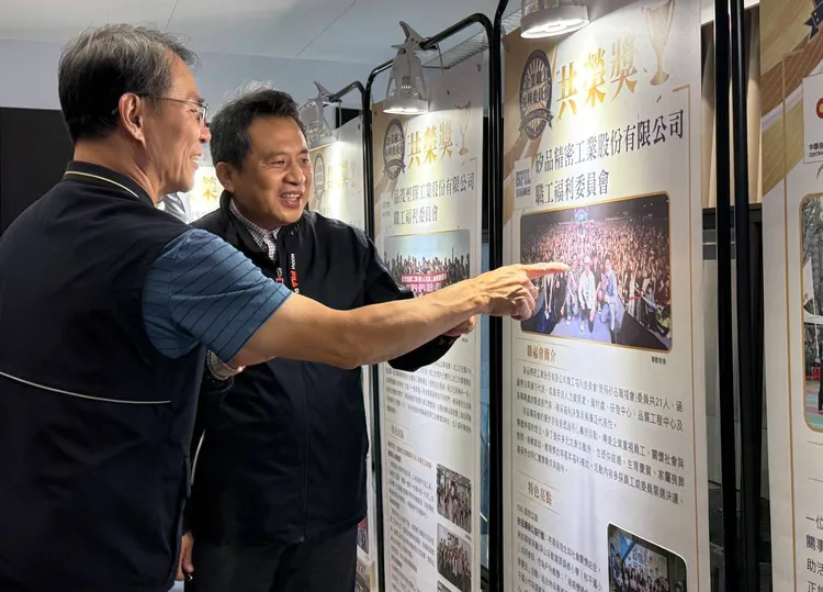 矽品精密人力資源處資深處長李森楠，說明矽品職委會推動的各項活動。矽品提供