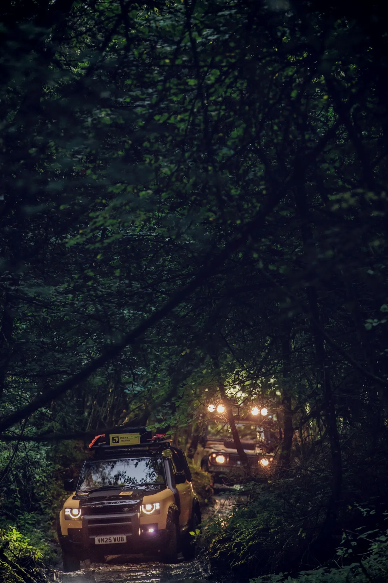 Ｄefender 110 Trophy Edition限定版採沙光深黃車色，結合4x4越野性能與專屬設計，象徵Defender探險精神延續。業者提供