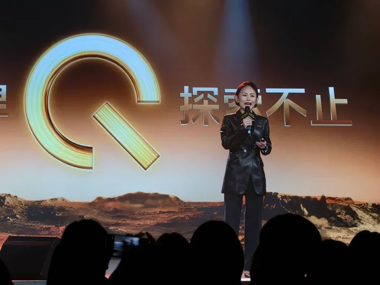 iQOO15正式在台亮相，vivo台湾总经理陈怡婷于发表会后说明品牌在台布局，包含锁定电竞玩家、扩大型下体验据点、补齐周边配件并积极洽谈电竞联名合作，现场也吸引大量玩家到场体验新机。赵筱文摄