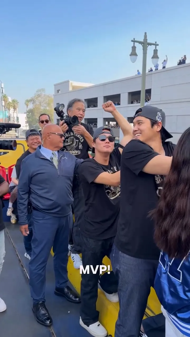 道奇队今在洛杉矶游行庆祝，山本由伸开心享受MVP呼声。翻摄Los Angeles Dodgers IG