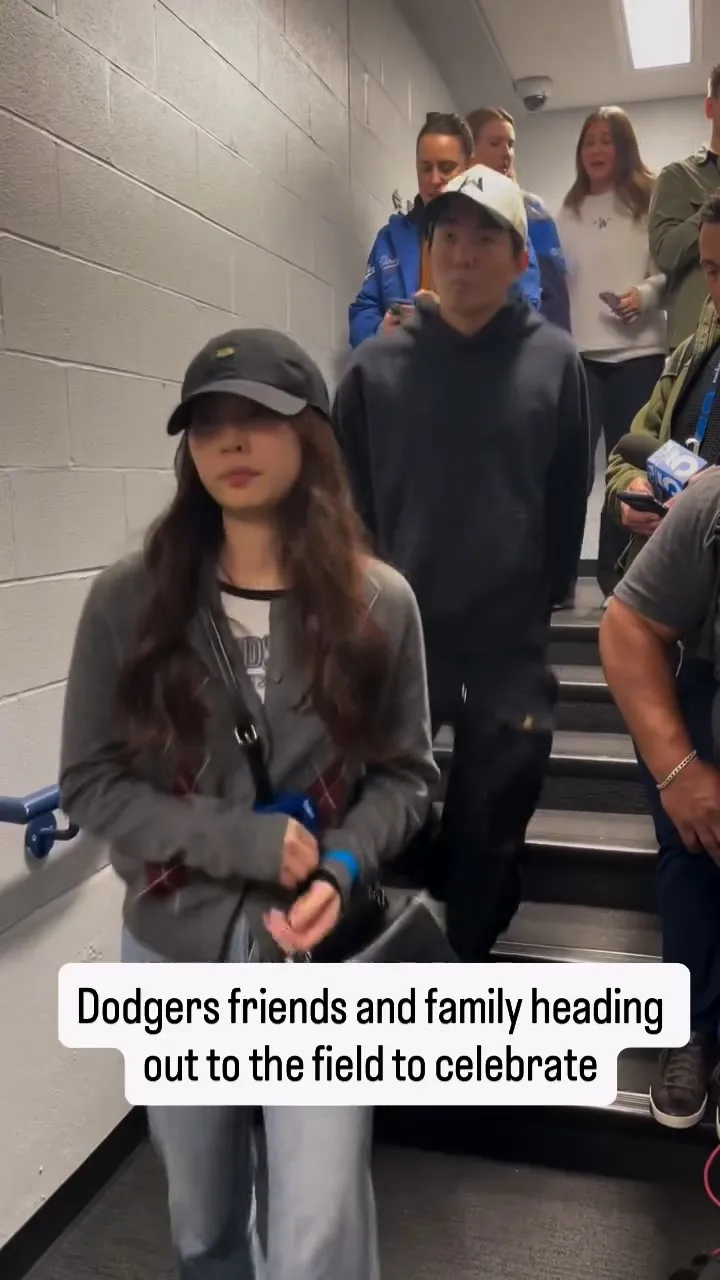 美國體育主播拍下道奇親友團列隊進入球場，疑似丹羽仁希現身，後方男子則被指為山本由伸的專屬廚師菊地慶祐。翻攝Mario Solis IG