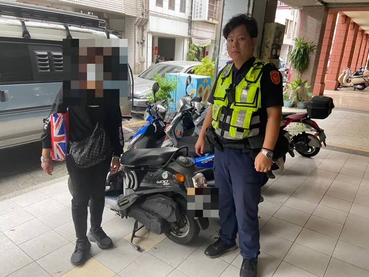 林女拖著不舒服的身体苦寻不到爱车，无奈求助警方，最后顺利寻获。翻摄画面