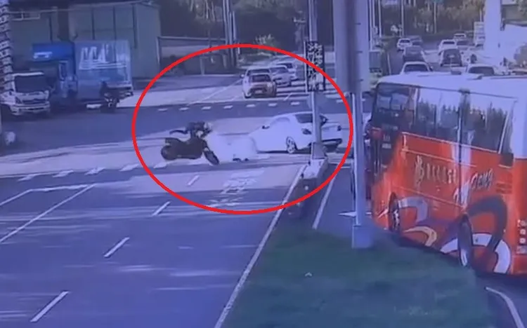 重机疑闯红灯撞上左转的宾士车，骑士当场喷飞，滑行数十公尺远。民众提供