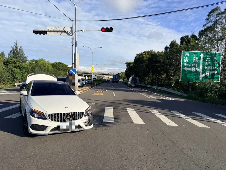 賓士車左轉時與疑似闖紅燈的重機發生碰撞。民眾提供