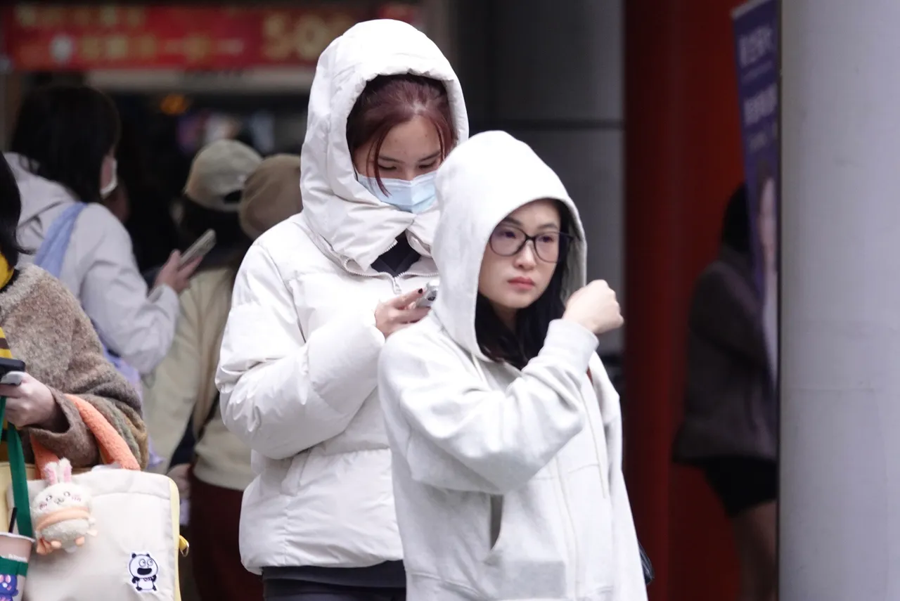 玉山初雪提早14天！明日水气再增多　高温有望回升29度