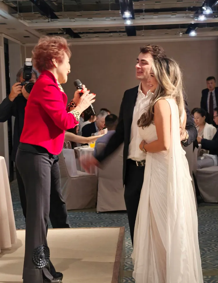 楊燕（左起）上台演唱，祝賀Alen和Christina。讀者提供