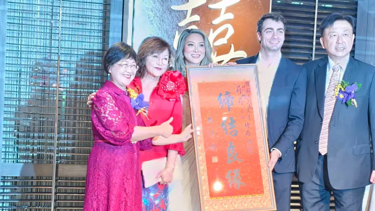 僑委會委員長徐佳青（左起）擔任證婚人，代表總統賴清德致贈扁額，祝福谷音與愛女Christina、洋女婿Alen、谷音老公Robert。讀者提供