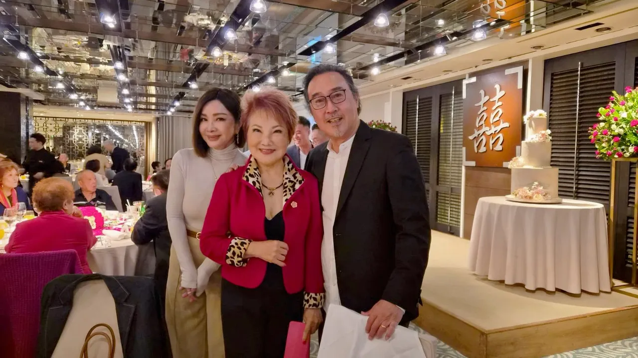 赵树海（右起）、杨燕、陈美凤在喜宴上叙旧。翻摄陈美凤脸书