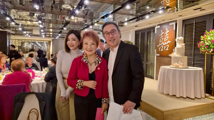 趙樹海（右起）、楊燕、陳美鳳在喜宴上敘舊。翻攝陳美鳳臉書