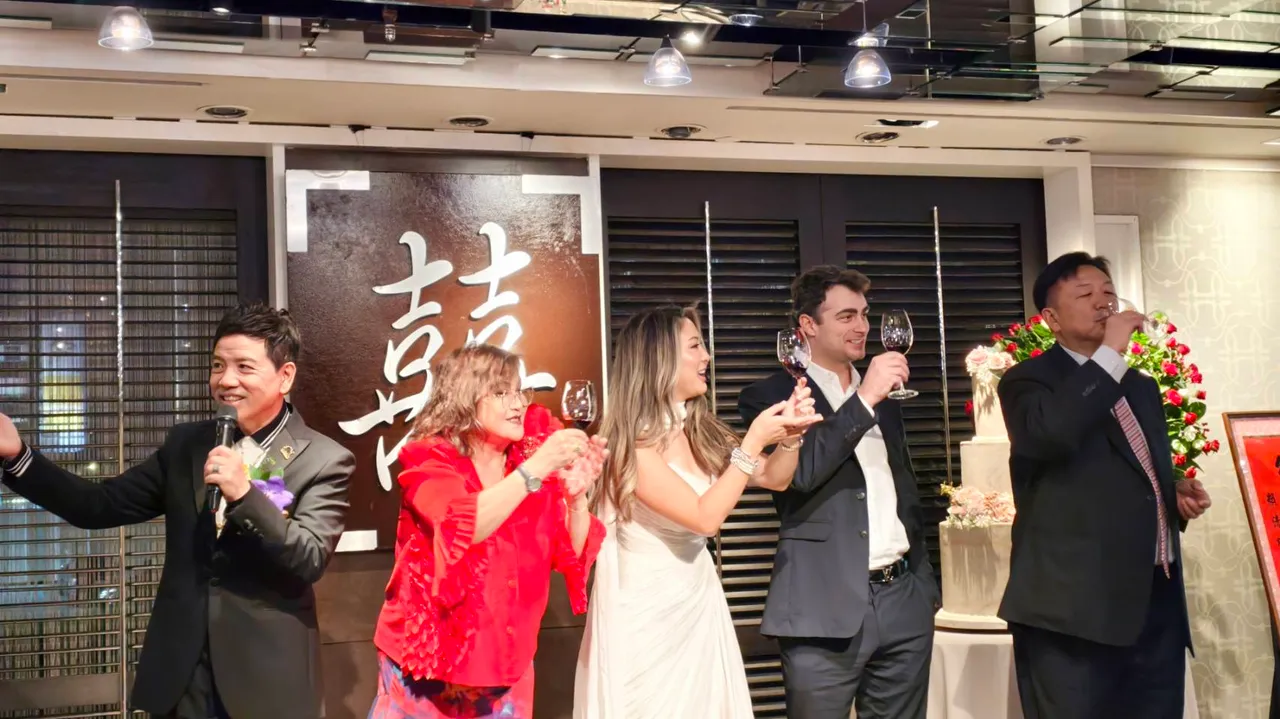 陳凱倫（左起）、谷音、Christina、Alen、谷音老公Robert向親友敬酒。讀者提供