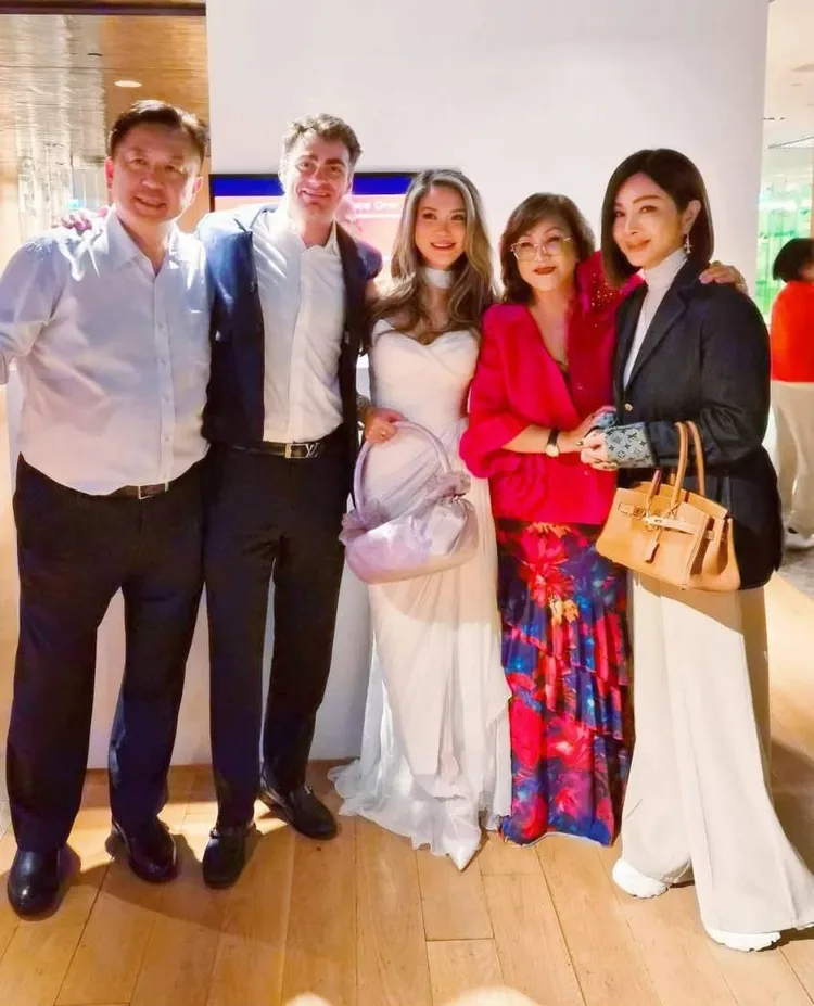 陳美鳳（右起）與谷音、谷音愛女Christina、洋女婿Alen、谷音老公Robert合影。翻攝陳美鳳臉書