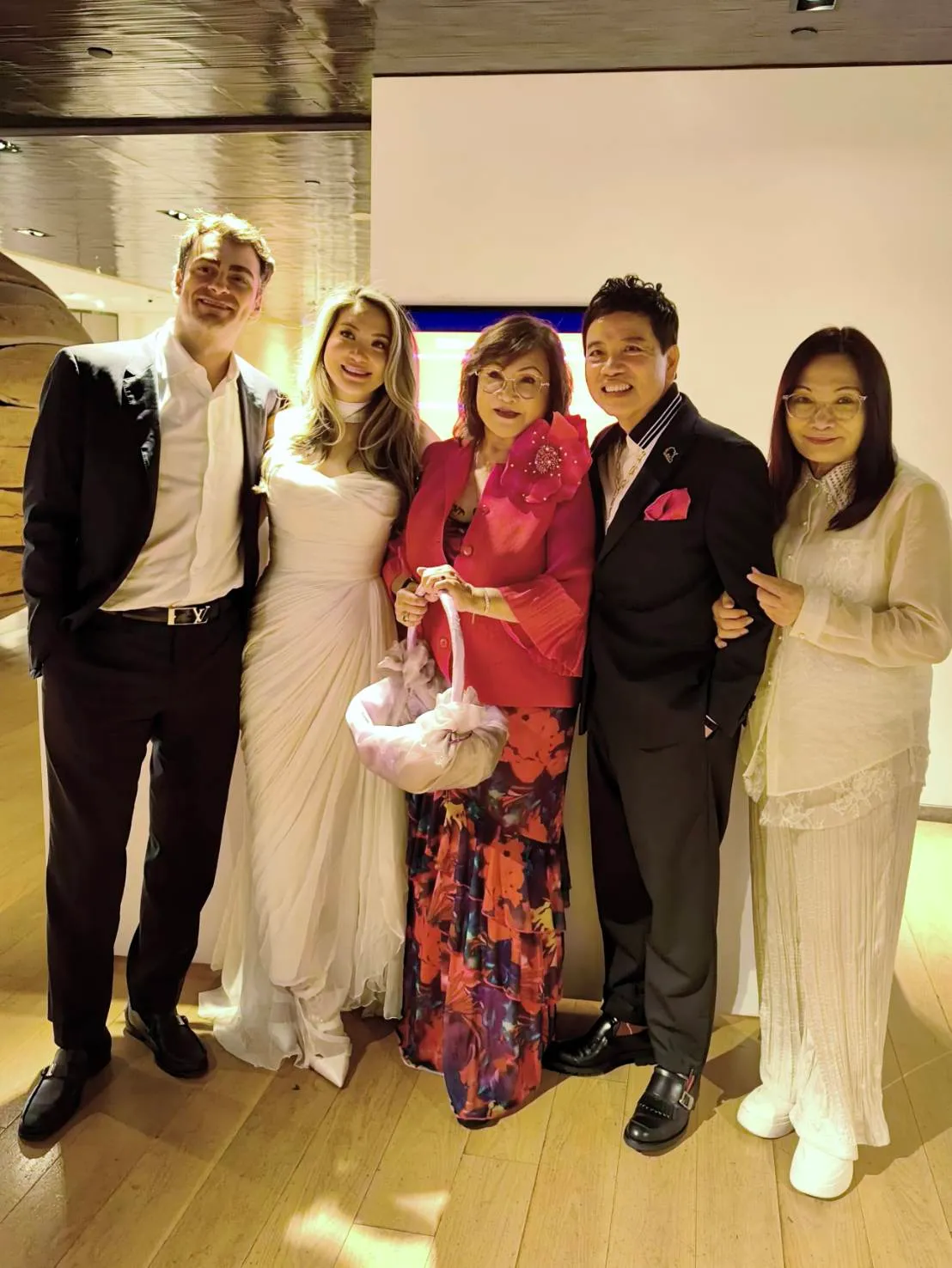 谷音（中）昨晚為愛女Christina（左起）與洋女婿Alen舉辦歸寧宴，陳凱倫（右二）主持。讀者提供