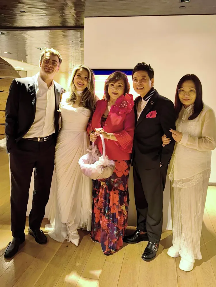 谷音（中）昨晚為愛女Christina（左起）與洋女婿Alen舉辦歸寧宴，陳凱倫（右二）主持。讀者提供