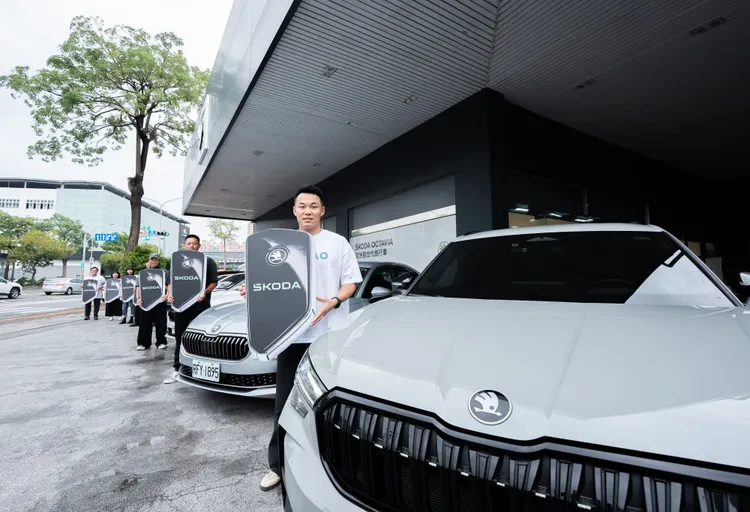 Škoda Taiwan于高雄左营展示间举办交车仪式，得奖球员与球迷开心领取车辆，体验为期一个月的Škoda热门车款试驾。业者提供