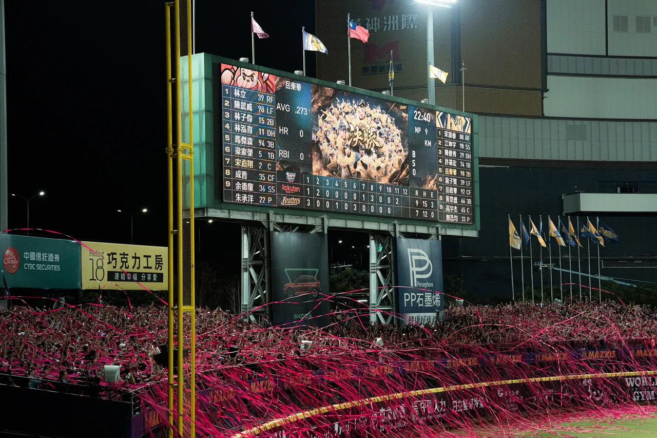 2025 台湾大赛现场气氛沸腾，球迷齐力抛出胜利彩带，共同见证球季最高潮时刻。Škoda持续以实际行动支持国球，与全台球迷一同迎接荣耀。业者提供