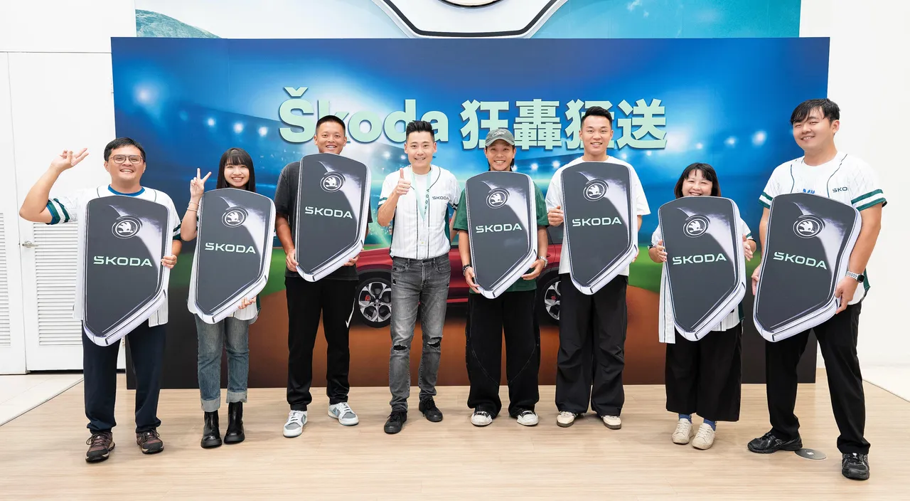 「Škoda狂轰猛送」本年度第二场交车仪式于高雄左营展示间登场，由Škoda Taiwan公关暨活动经理杨修维（中）主持，并邀请中奖球迷与台钢雄鹰球星颜郁轩（左三）、叶保弟（左五）、王柏融（左六）共襄盛举，现场气氛热烈。业者提供