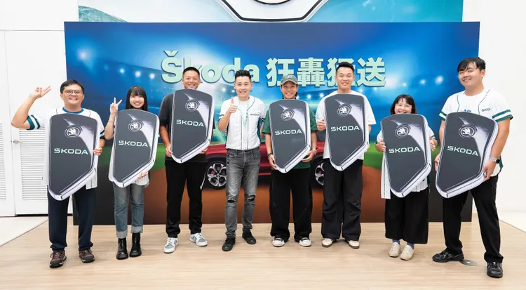 「Škoda狂轟猛送」本年度第二場交車儀式於高雄左營展示間登場，由Škoda Taiwan公關暨活動經理楊修維（中）主持，並邀請中獎球迷與台鋼雄鷹球星顏郁軒（左三）、葉保弟（左五）、王柏融（左六）共襄盛舉，現場氣氛熱烈。業者提供