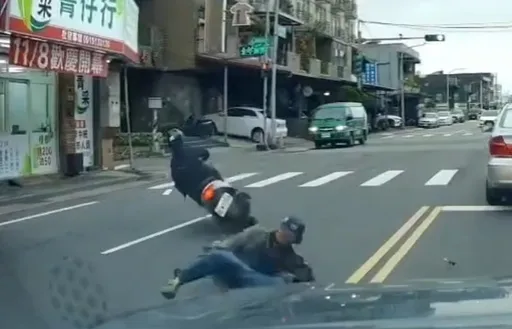 中獎了！　行人未走斑馬線穿越道路遭機車撞個正著