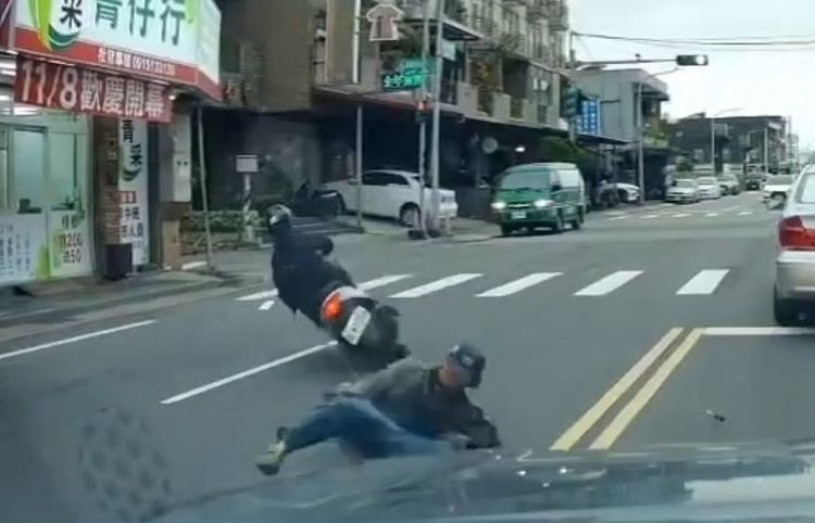中獎了！　行人未走斑馬線穿越道路遭機車撞個正著